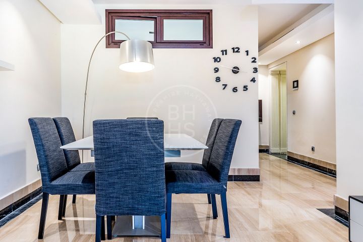 Exclusivo apartamento en planta baja con piscina privada en un complejo en primera línea de playa en Estepona