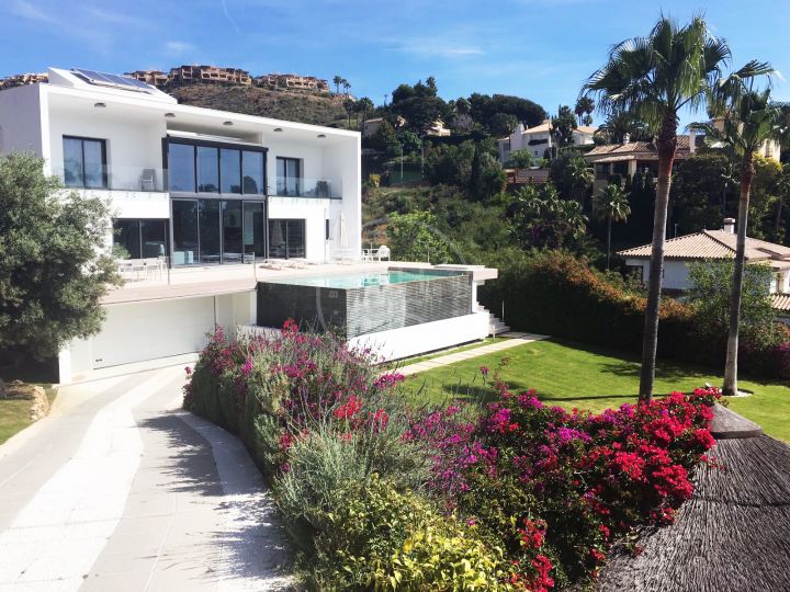 Brand-new luxury villa ready to move into surrounded by golf courses in Benahavís