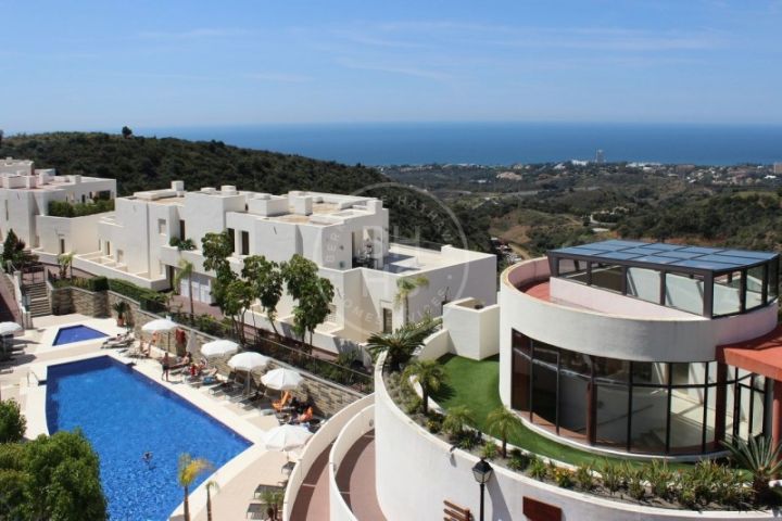 Bright apartment with sea and golf views in a gated complex in Río Real, East Marbella