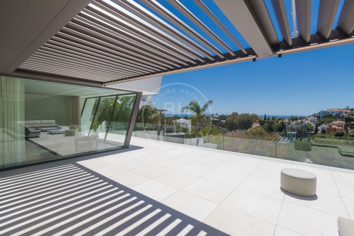 Recently completed villa with panoramic sea, mountain and golf views in La Quinta, Benahavís