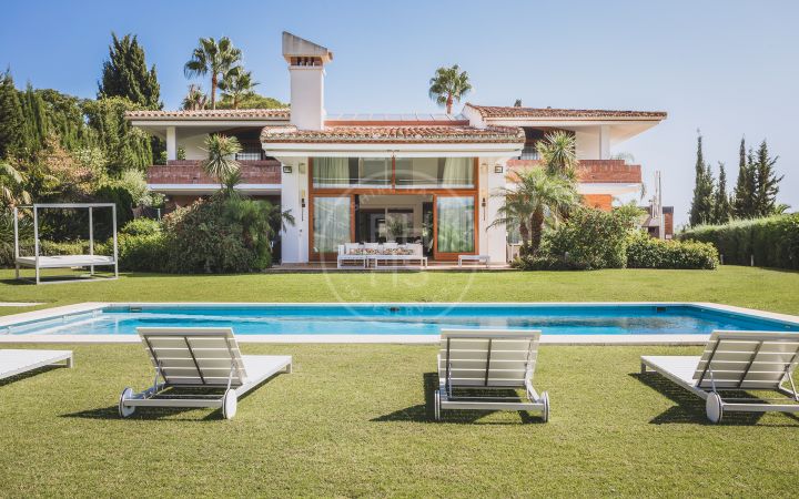 Family villa and adjoining plot ideal as a investment in Hacienda Las Chapas, East Marbella