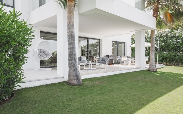 Very private modern villa in a safe gated community in the Golf Valley