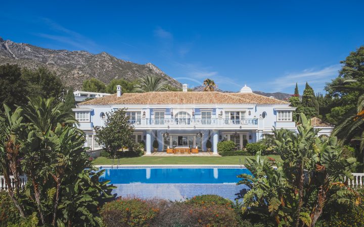 Impressive beachfront villa in the Golden Mile