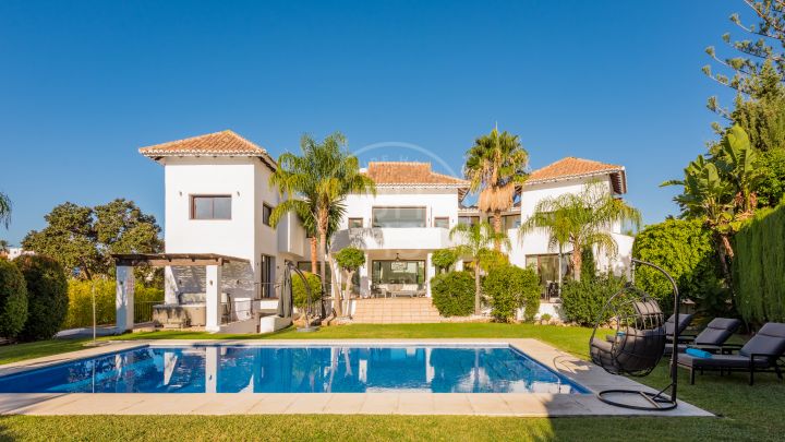 Elegant luxury villa in an exceptional location on the Golden Mile, only 5 minutes’ walk to the beach