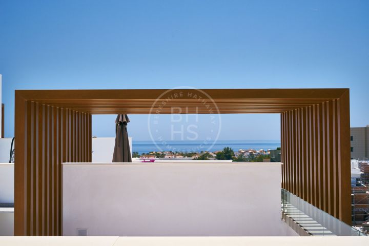 Brand-new modern penthouse with solarium close to the beach and all amenities on the New Golden Mile