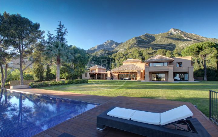 Unique palatial villa in Cascada de Camojan built to the finest qualities and set on a large flat plot of approx. 8.600m2 located at the foot of La Concha Mountain