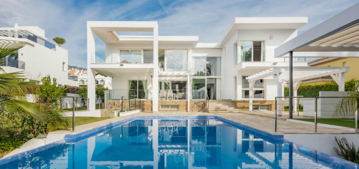 Contemporary brand new villa with sea and mountain views 15-minute walking distance to Puerto Banús and the beach!