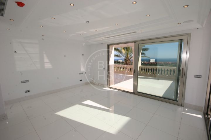 Stunning palace well located in the heights of the Santa Clara Golf Resort in Marbella East.