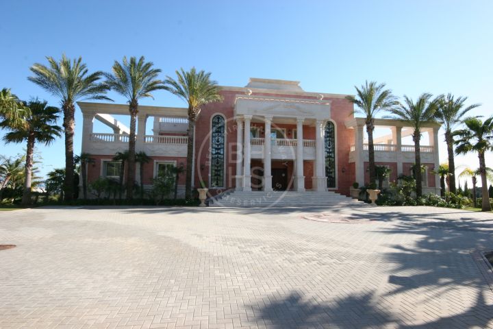 Stunning palace well located in the heights of the Santa Clara Golf Resort in Marbella East.