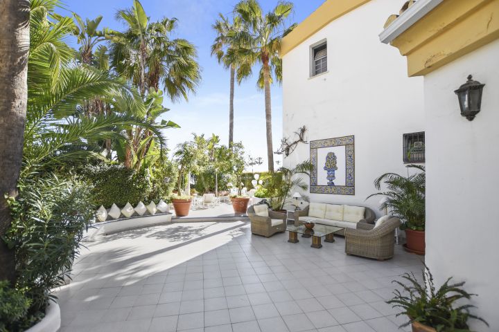 Large charming duplex ground floor apartment in a privileged frontline beach position in Cabopino
