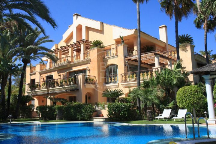 Luxury renovated apartment in Gray d’Albion, an exclusive beachfront development in Puerto Banús