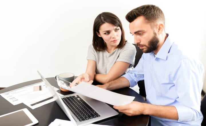 una pareja calculando gastos de una hipoteca