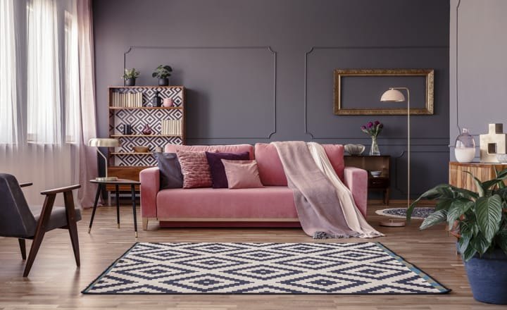 sofá y cojines de terciopelo como tendencias en decoración de interiores