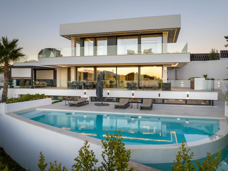 Zeer complete villa met adembenemend uitzicht in Nueva Andalucía