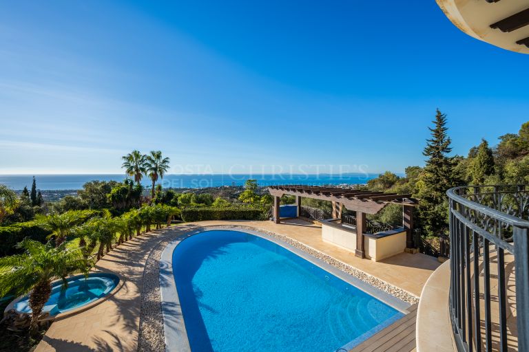 Prachtige villa met panoramisch uitzicht in Marbella Oost