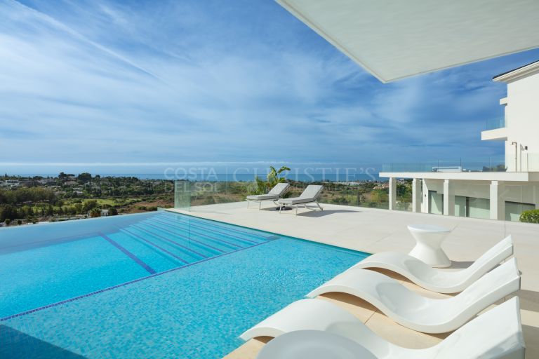 Villa in El Paraíso met fantastisch uitzicht op de zee, golf en natuur