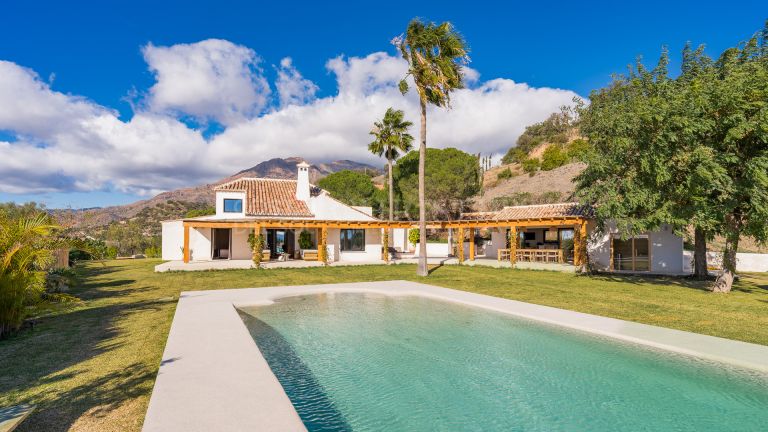 Andalusisch-Noordse villa met panoramisch uitzicht op de baai van Estepona