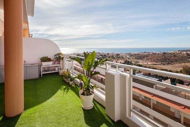 Spectacular triplex with terrace and sea views in Rincón de la Victoria