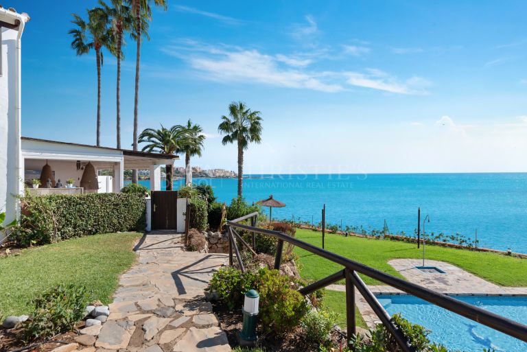 Charming townhouse in front of the sea in Estepona