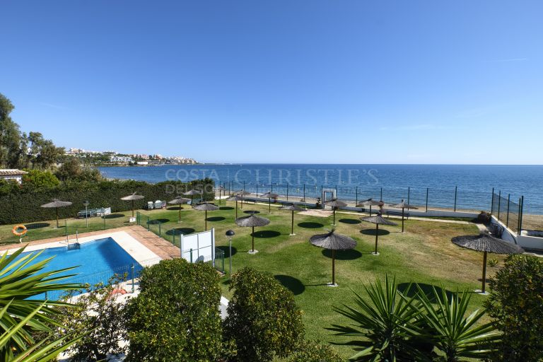 Spectaculair uitzicht en directe toegang tot het strand vanaf dit duplex penthouse in Estepona