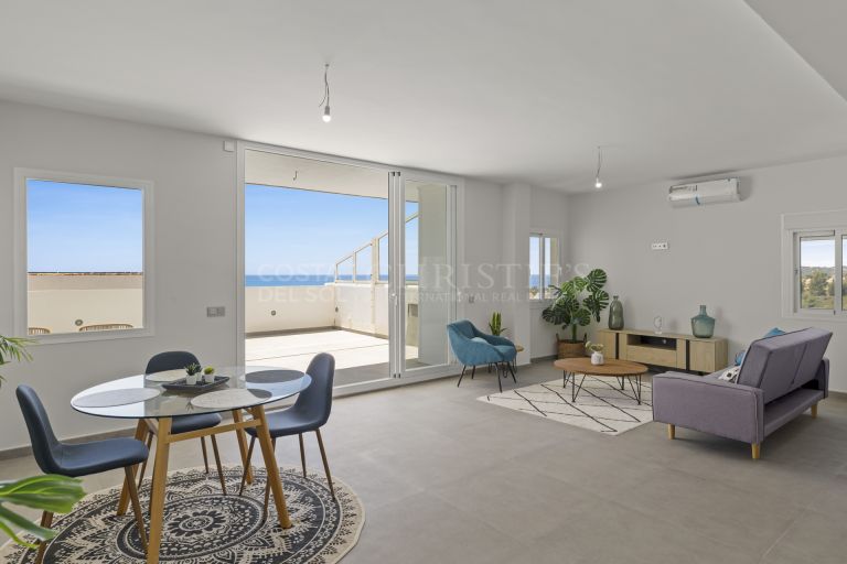 Spectaculair uitzicht en directe toegang tot het strand vanaf dit duplex penthouse in Estepona