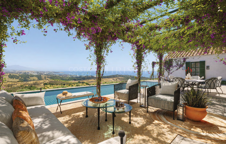 Experimente el auténtico espíritu andaluz en esta villa con vistas panorámicas en Finca Cortesín, Casares