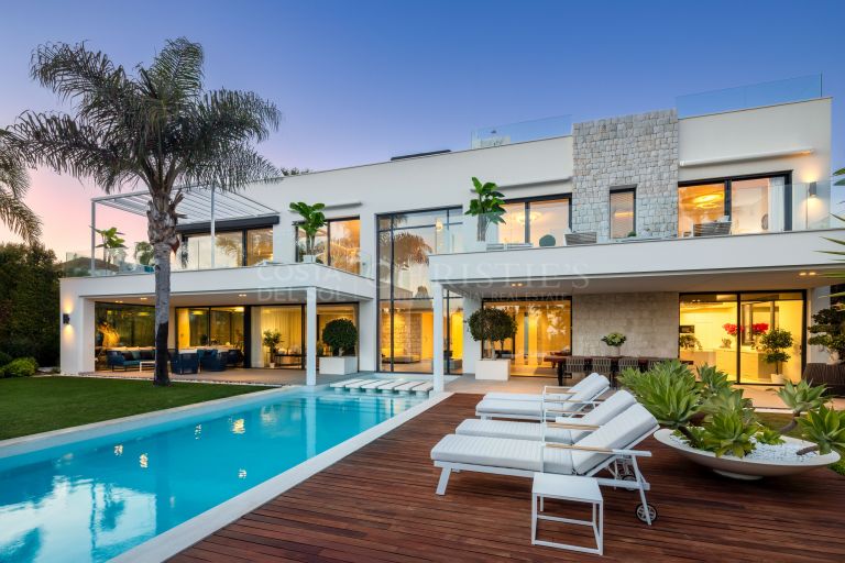 Prachtige moderne villa vlakbij zee met uitzicht op zee in Marbella Oost
