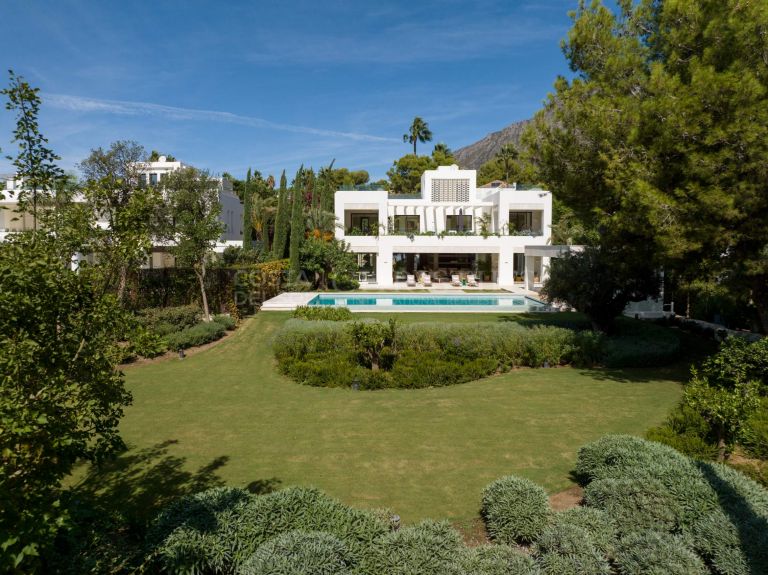Magnificent exclusive large new construction villa on the Golden Mile with beautiful sea views