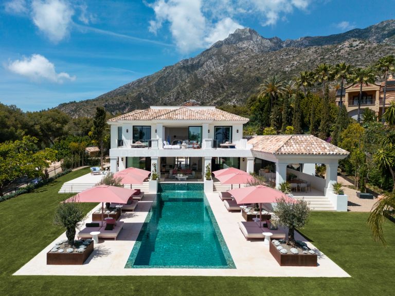 Elegante villa de estilo andaluz mediterráneo en Sierra Blanca, Milla de Oro, Marbella