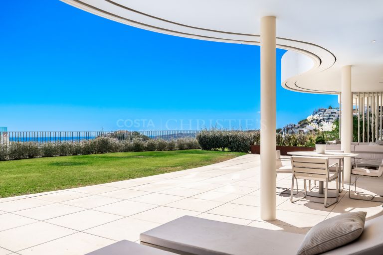 Luxe appartement in eigentijdse stijl met prachtig panoramisch uitzicht op zee in een nieuwe gesloten urbanisatie in Benahavis