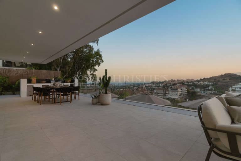 Eigentijdse moderne vrijstaande villa met panoramisch uitzicht in Nueva Andalucia