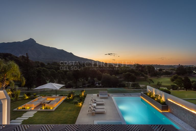 Imposing villa with incredible panoramic views in the heart of the golf valley in Aloha, Nueva Andalucia