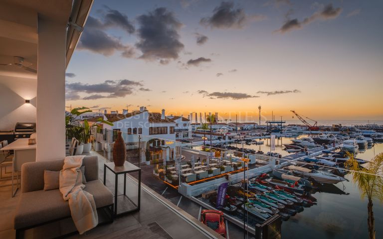 Nowocześnie odnowiony dwupoziomowy penthouse ze spektakularnym panoramicznym widokiem na Puerto Banús