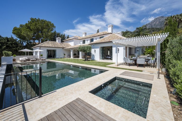 Exceptional luxury villa, with top security and beautiful views, in Cascada de Camojan.
