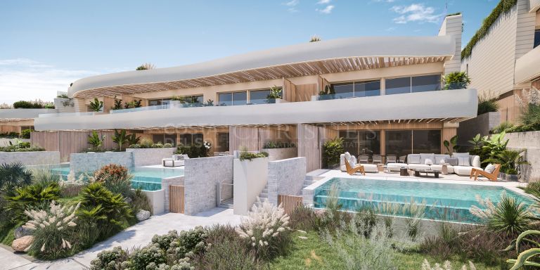 Halfvrijstaande villa, direct aan het strand, in de paradijselijke omgeving van Marbella Oost