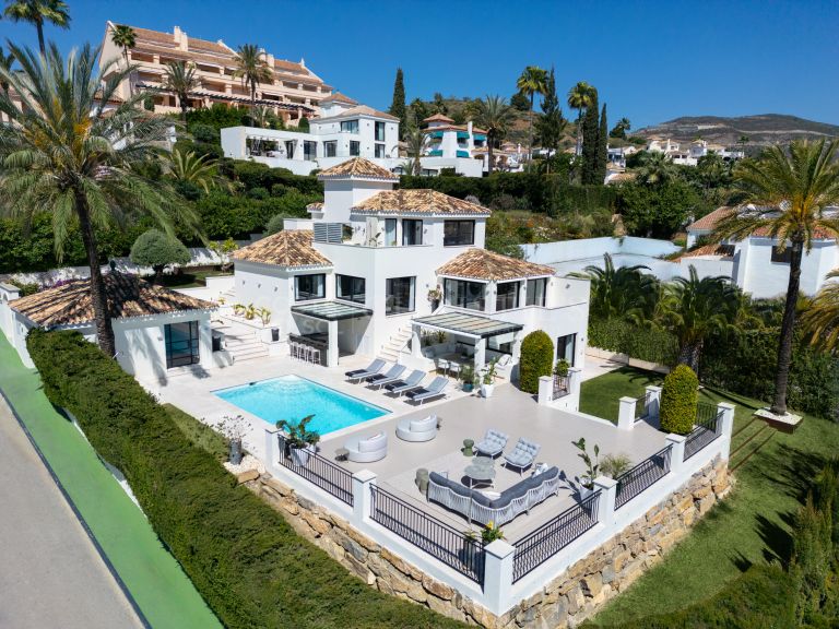 Villa in an enviable urbanization with sea and mountain views
