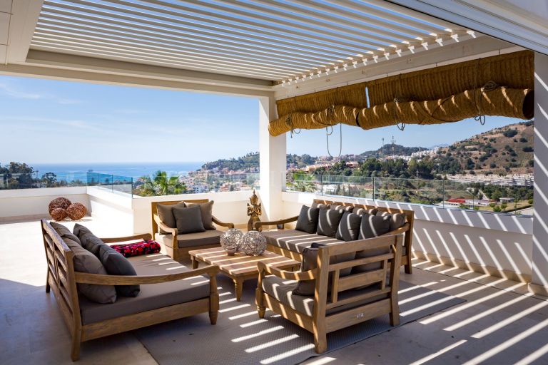 Indrukwekkend penthouse in het prestigieuze Limonar-gebied met panoramisch uitzicht op zee, Malaga Oost