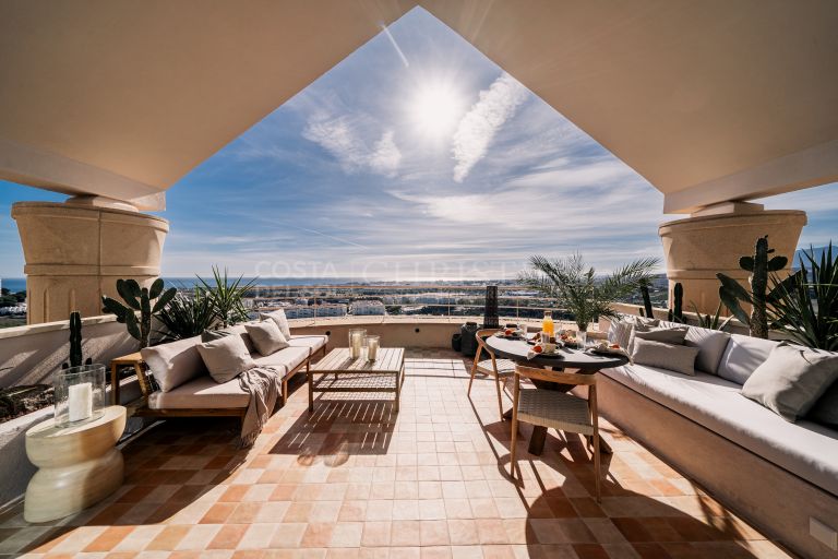 Schitterend penthouse met panoramisch uitzicht in Nueva Andalucia