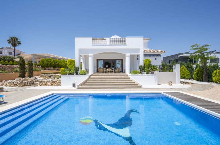 Villa in Andalusische stijl naast de golfclub van La Cala