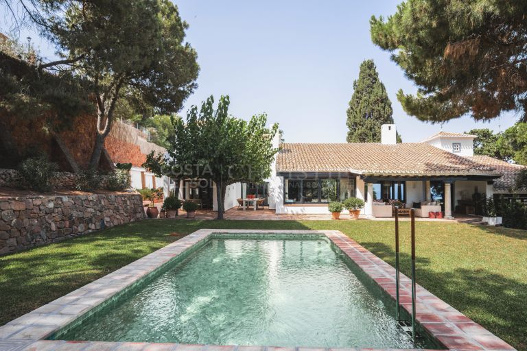 Charming Andalusian-style villa recently renovated, next to El Candado golf course in Malaga East