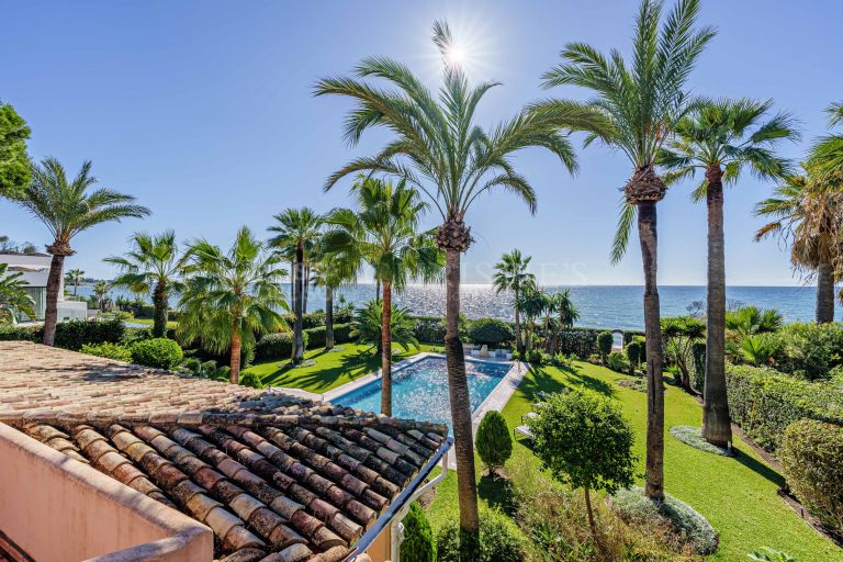 Exclusieve kans op een grote villa aan het strand in Estepona, met directe toegang tot de zee