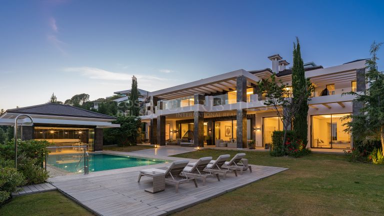 Exclusive luxury villa with panoramic views of the Mediterranean in the prestigious Reserva del Alcuzcuz