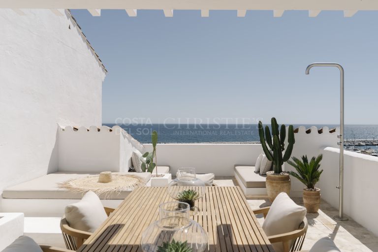 Exclusivo ático de lujo con terraza panorámica y vistas incomparables al Mediterráneo, en Puerto Banús