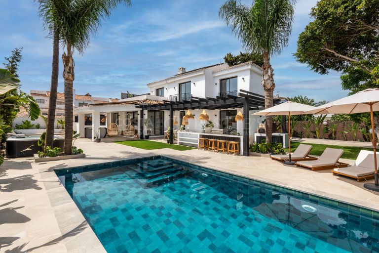 Villa que combina el encanto mediterráneo con la elegancia moderna junto a la playa en San Pedro de Alcántara, Marbella