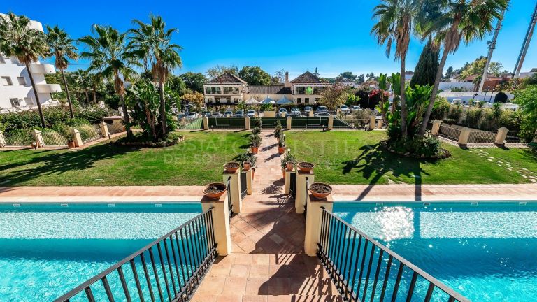 Bonito pareado de estilo andaluz a unos pasos de la playa y estupendas vistas al mar en Milla de Oro, Marbella