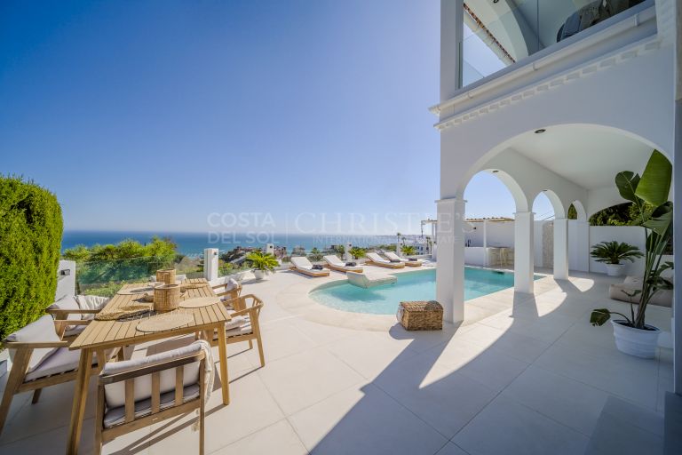 Exquisita villa completamente reformada con vistas frontales al mar, Capellanía-Benalmádena