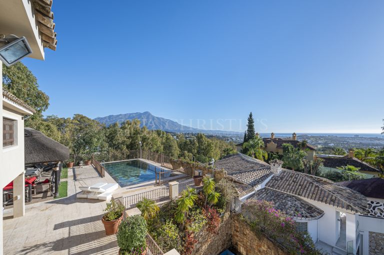 Magnificent large villa with incredible panoramic views located in the prestigious El Herrojo, Benahavis