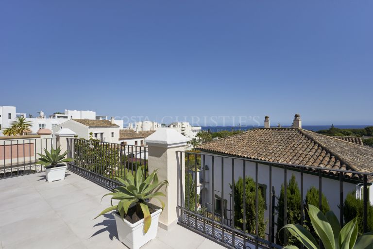 Charming semi-detached residence with beautiful sea views, located a few steps from the beach, in the prestigious Golden Mile of Marbella