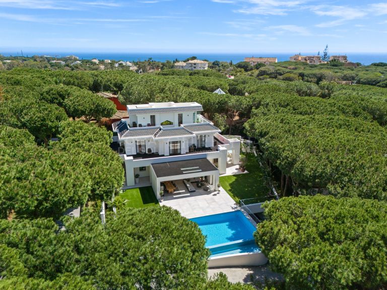 Sublime villa en un entorno privado rodeado de naturaleza en Las Chapas, Marbella