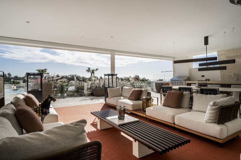 Luxurious apartment in the heart of the Golden Mile with exclusive details and panoramic sea and mountain views, Marbella